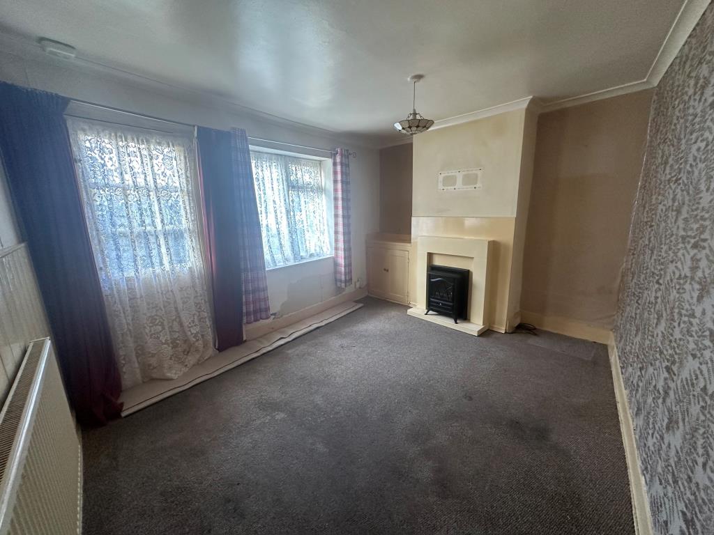 Lot: 155 - TERRACE HOUSE FOR REFURBISHMENT - Living room